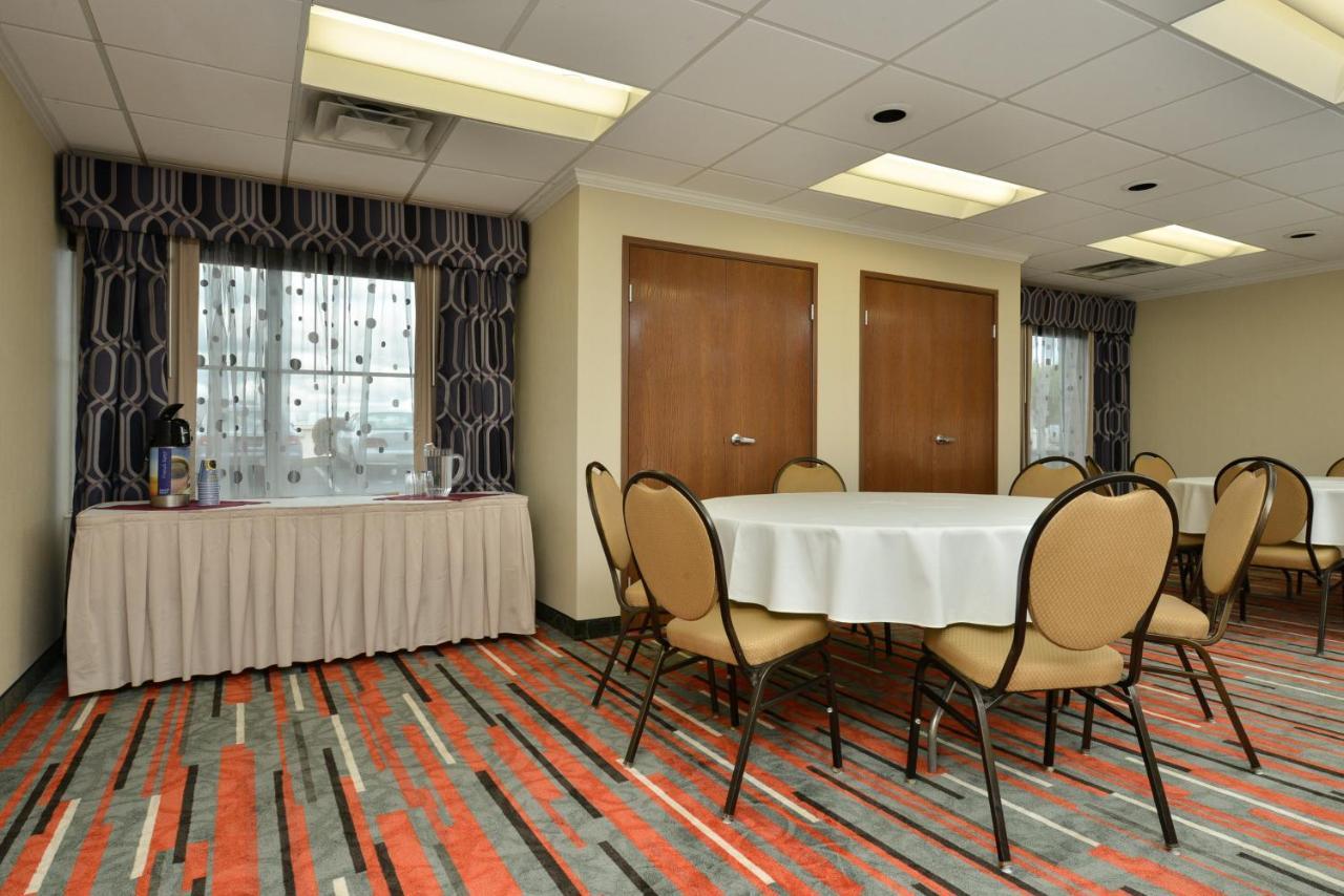Holiday Inn Express Boston-Milford By Ihg Esterno foto