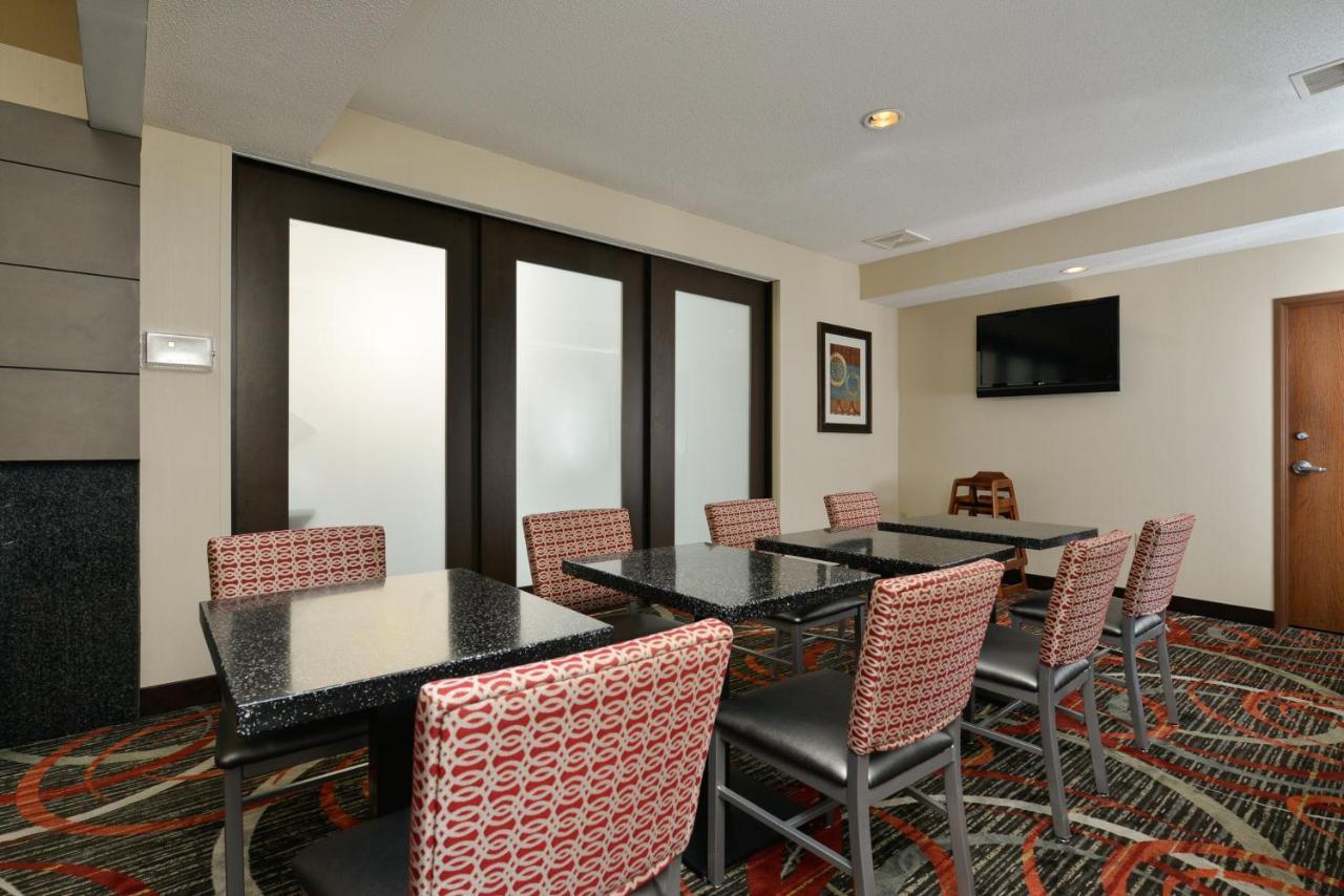 Holiday Inn Express Boston-Milford By Ihg Esterno foto